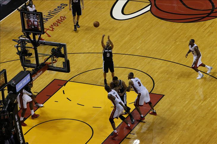 NBA Basketball: Spurs rout Heat, take 2-1 lead