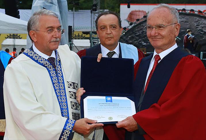 77 Yasinda Doktora Diplomasi Aldi