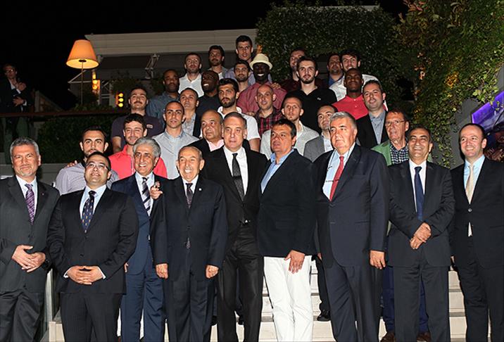 Galatasaray yönetiminden basketbol takımına yemek