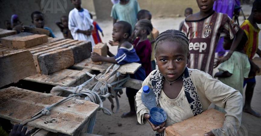 Rdc Katanga Ces Ecoliers Qui Portent Des Briques A La Place Des Cartables