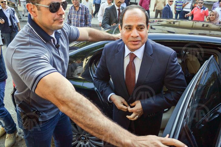 Al-Sissi arrive à Alger pour sa première visite à l’étranger