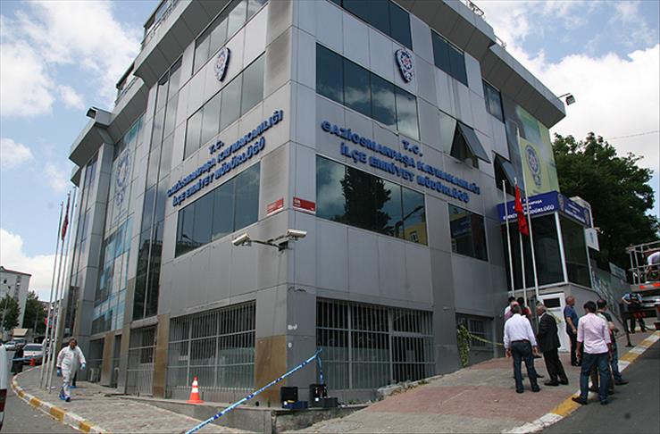 Türk bayrağını indirmeye çalışan kişi vuruldu