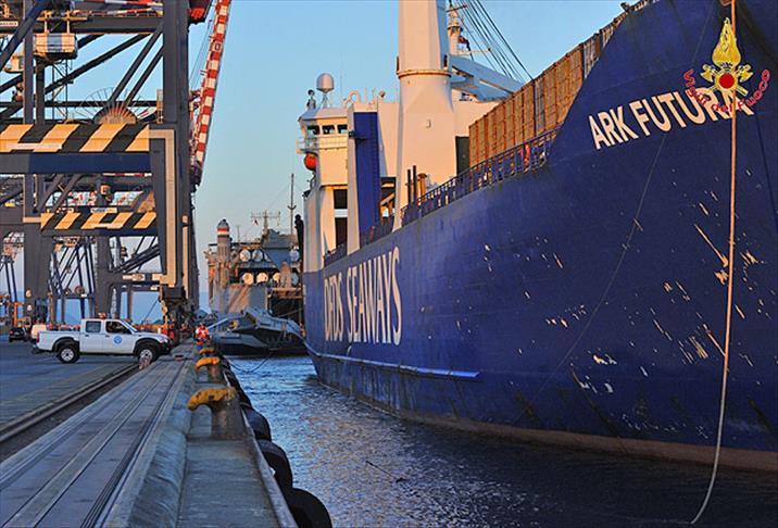 Kimyasal silahlar ABD gemisine aktarılıyor