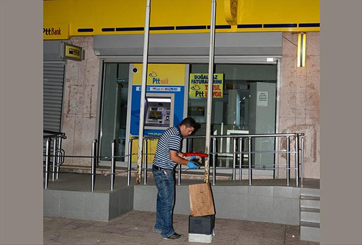 Batman'da PTT önündeki bayrak yerde bulundu