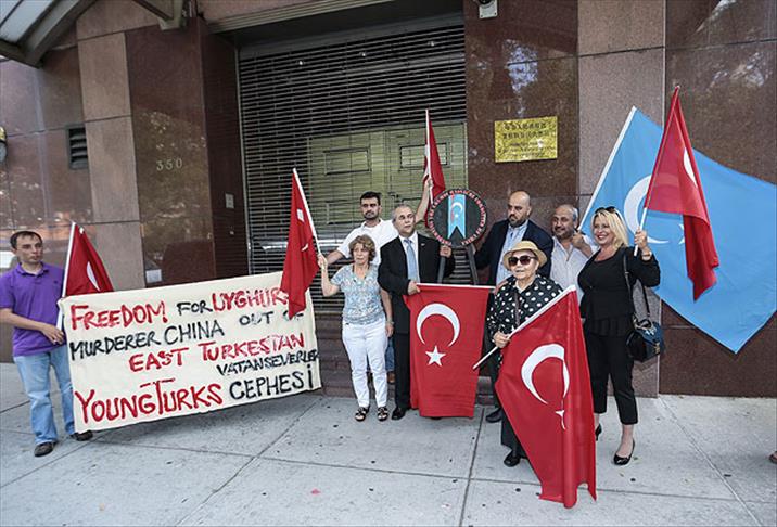 Uygur Türkleri'ne saldırıya siyah çelenkle kınama