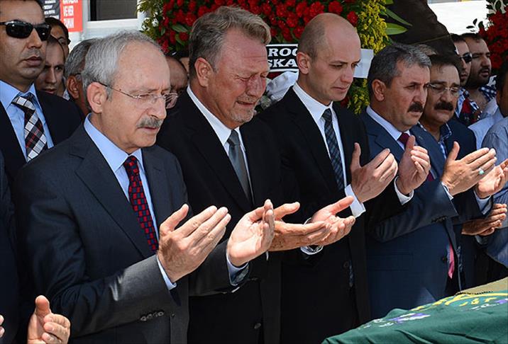 Zeki Sezer'in eşi toprağa verildi