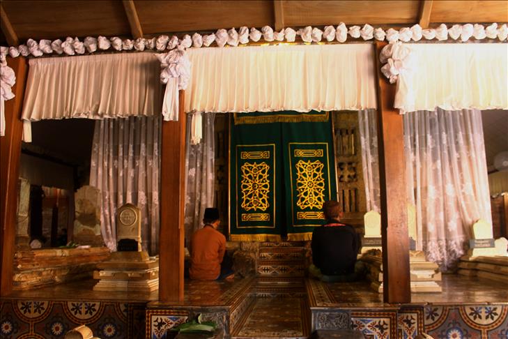 Indonesians visit mosque with interfaith history in Ramadan