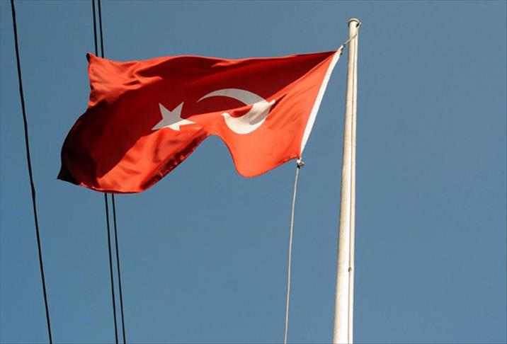 Bayrağı indirmeye çalışan kişi vuruldu