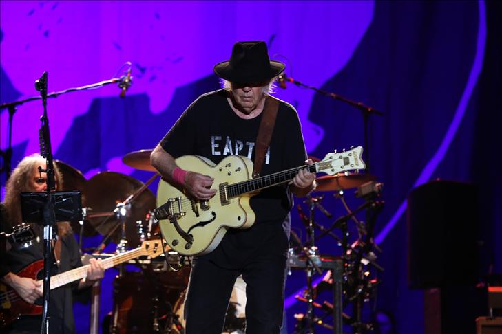 Canadian star Neil Young rocks Istanbul