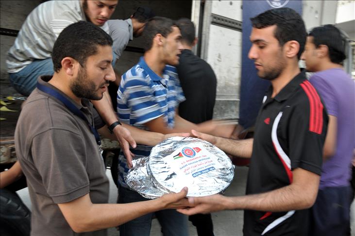 Turkish agency serves 15,000 iftar meals in Gaza