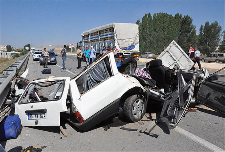 Yozgat'ta otomobille kamyon çarpıştı: 5 ölü