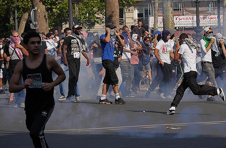 Paris’te izinsiz gösteriye polis müdahalesi