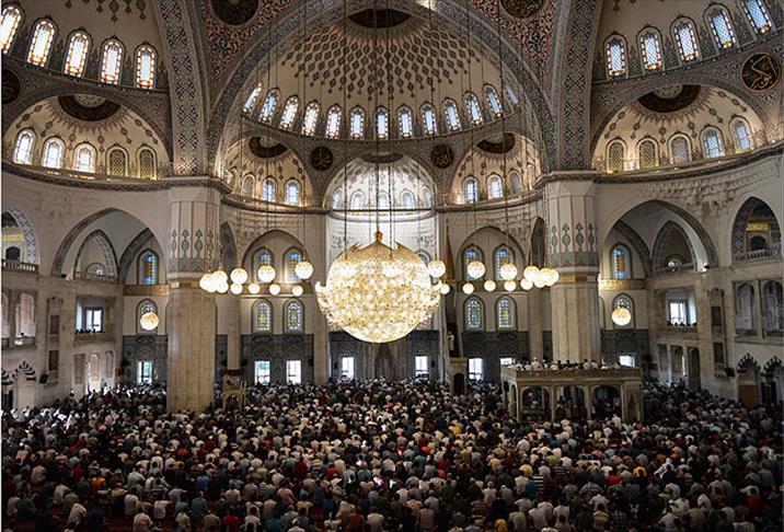İslam alemi bayram namazında buluştu