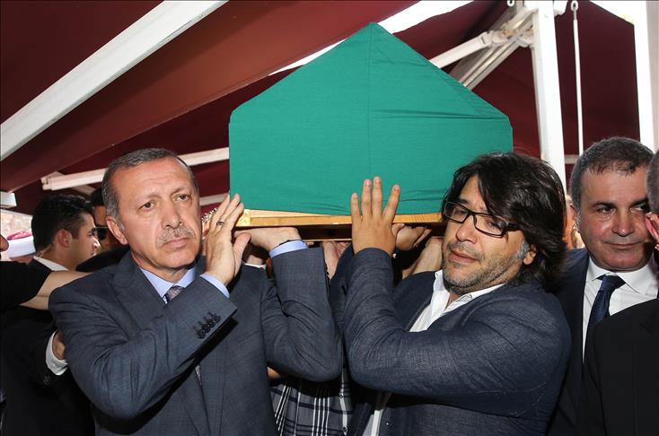 Turkish PM attends musician's funeral