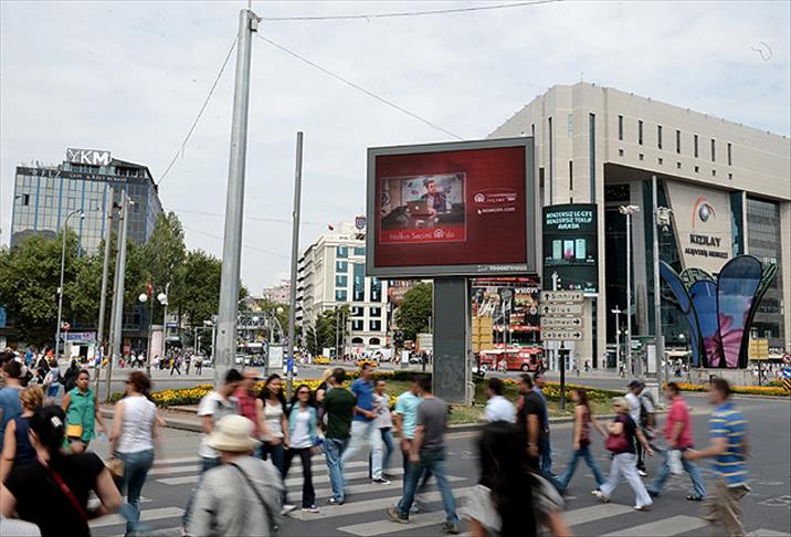 AA seçim çalışmaları açık hava ekranlarında