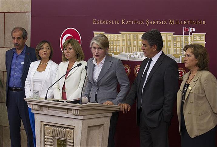 Turkish opposition lawmakers call for leader to resign