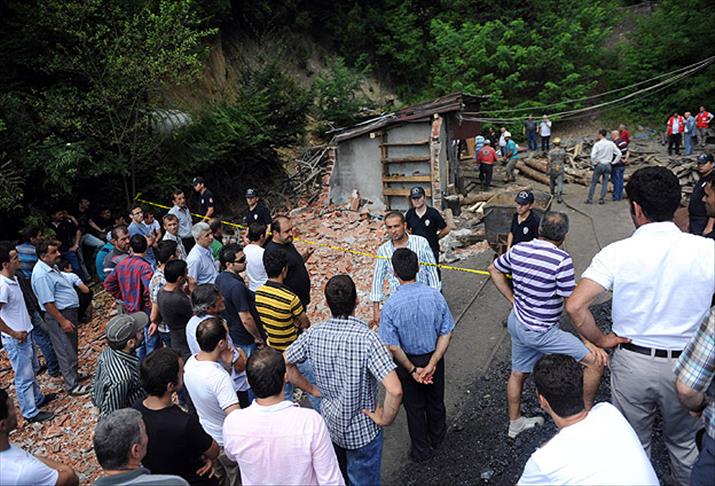Madende mahsur kalan 9 işçi kurtarıldı
