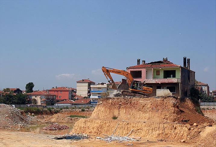Fikirtepe'de "tek ev" yıkıldı
