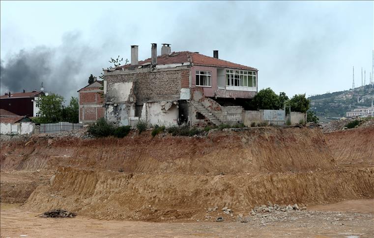 Lone house resisting project in Istanbul