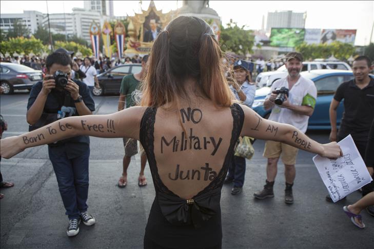 Thailand bans parents from leaving with surrogate babies