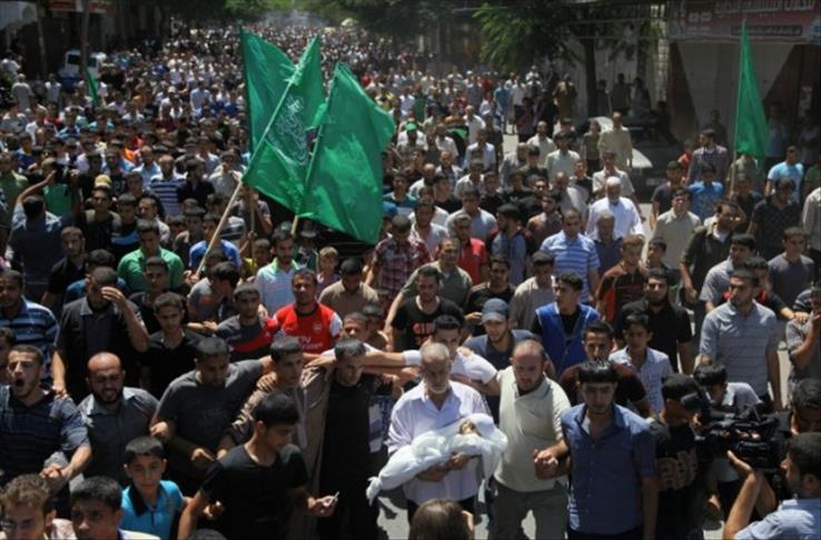 Palestinians bury wife, son of Qassam commander