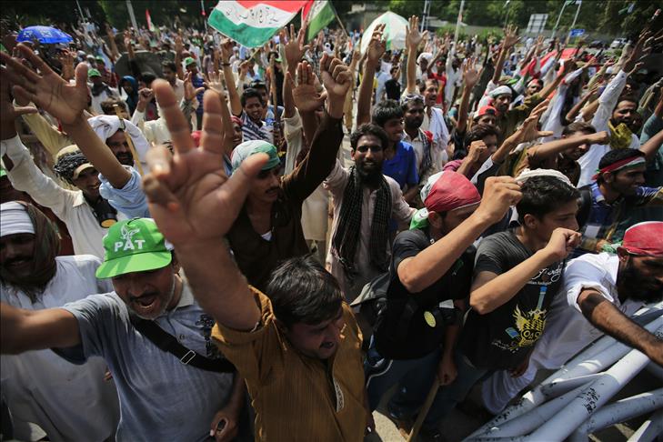 Pakistan protesters agree to talks with government