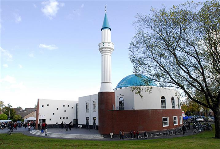 Avrupa'da camiler Müslüman karşıtı saldırılara hedef oluyor