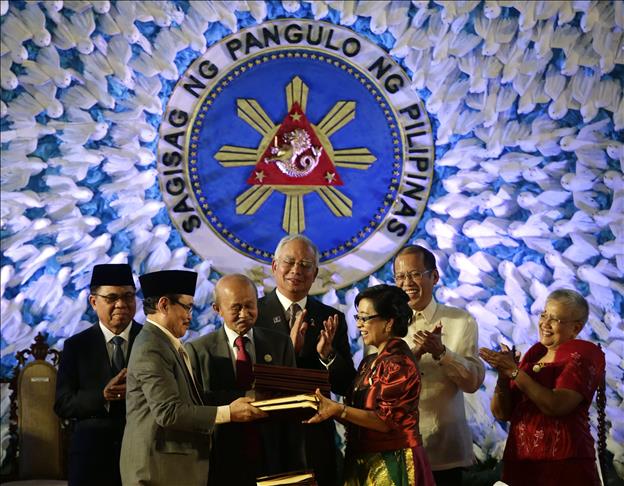Philippines president receives draft law on Muslim south