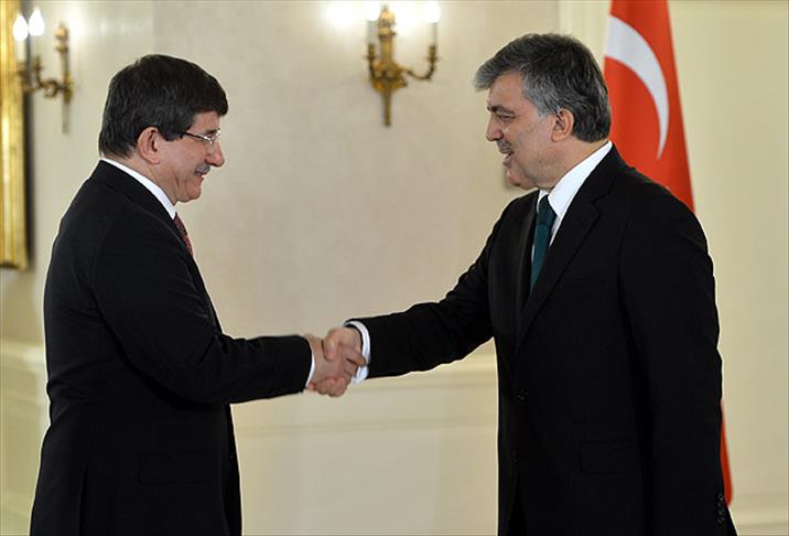 Cumhurbaşkanı Gül Davutoğlu'nu tebrik etti