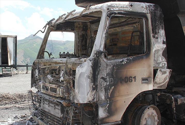 Muş'ta, teröristler yol kesip araç yaktı