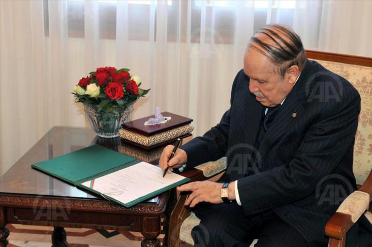 Bouteflika limoge Belkhadem de ses fonctions
