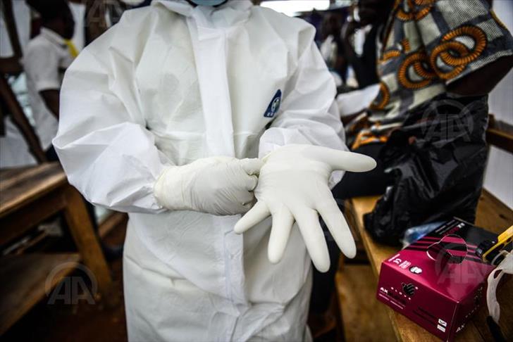 Ebola: au Sénat congolais, se saluer par la main "n'est plus permis"