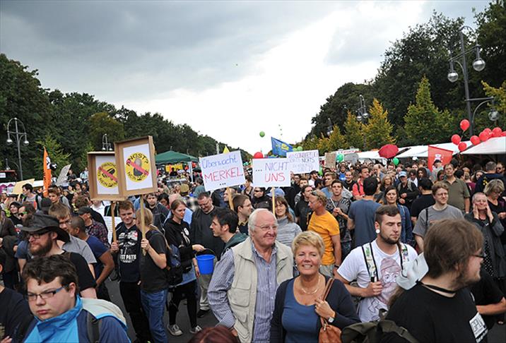Berlin'de istihbarat servislerinin dinlemeleri protesto edildi
