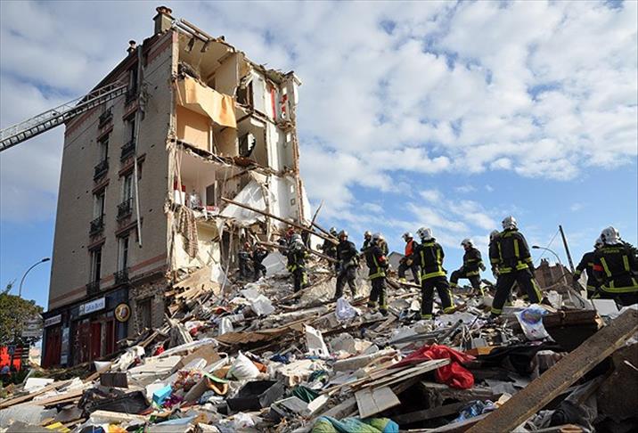 Number of dead in Paris building collapse rises to 8