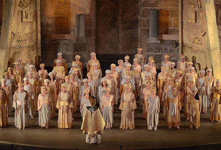 Opera sanatçıları kaza geçirdi