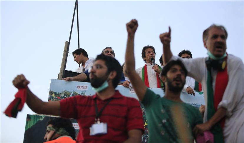 Pakistan protesters occupy government building