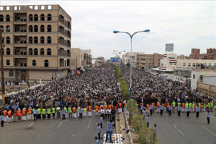 Houthi protesters block main Sanaa roads; tension mounts
