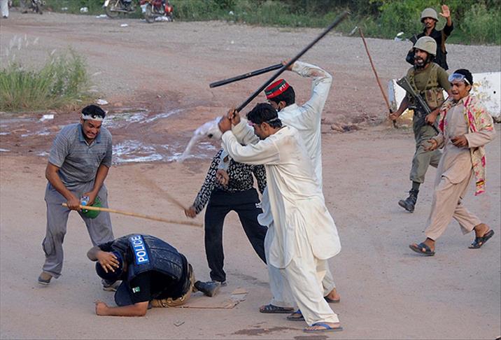 Pakistan'da göstericiler polisi püskürttü