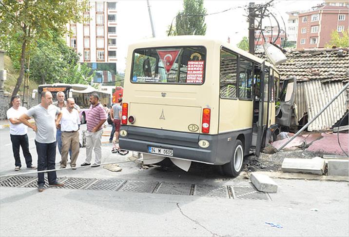 İstanbul'da minibüs gecekonduya çarptı: 7 yaralı