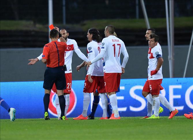 Football: Turkey iced by Iceland
