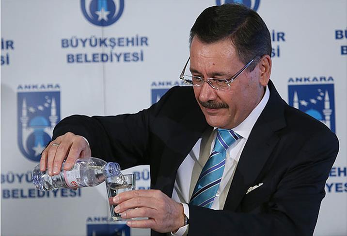 Gökçek iddialara şebeke suyu içerek cevap verdi