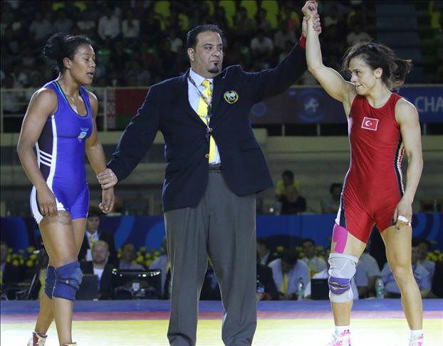 Turkish female wrestler makes history