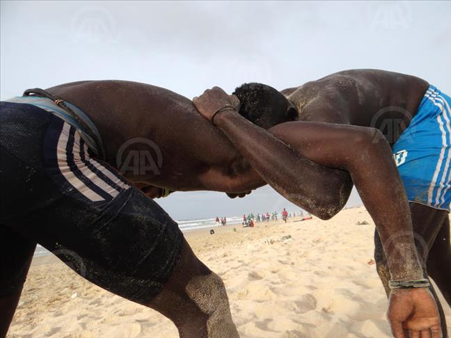 Lutte sénégalaise: Poings de salut pour des milliers de jeunes