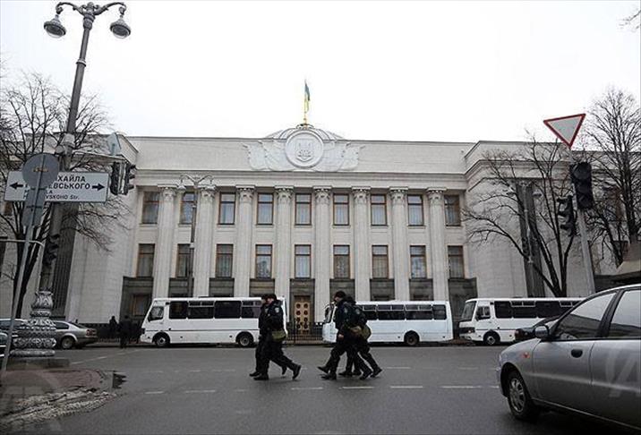 Élections législatives anticipées en Ukraine: les partis politiques affichent leur liste