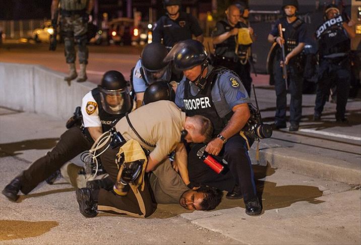 Ferguson'da bir polis memuru vuruldu