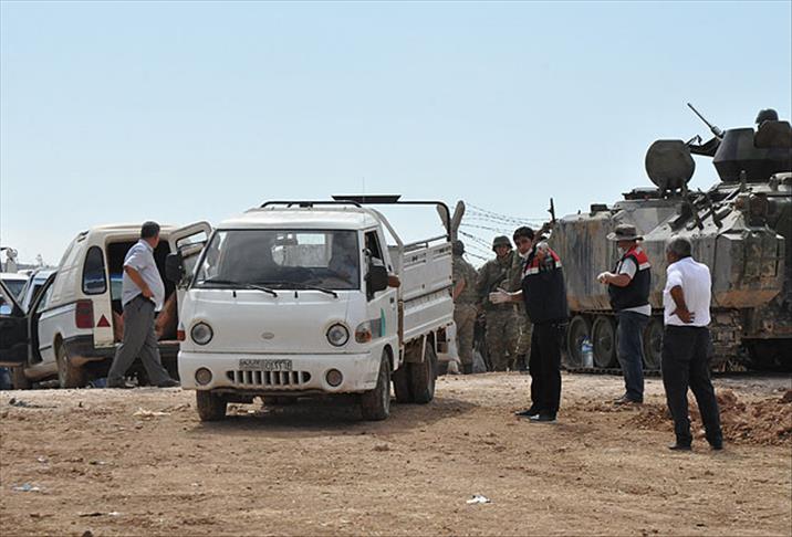 Suriyeli Kürtler'in araçları Türkiye tarafına alınıyor