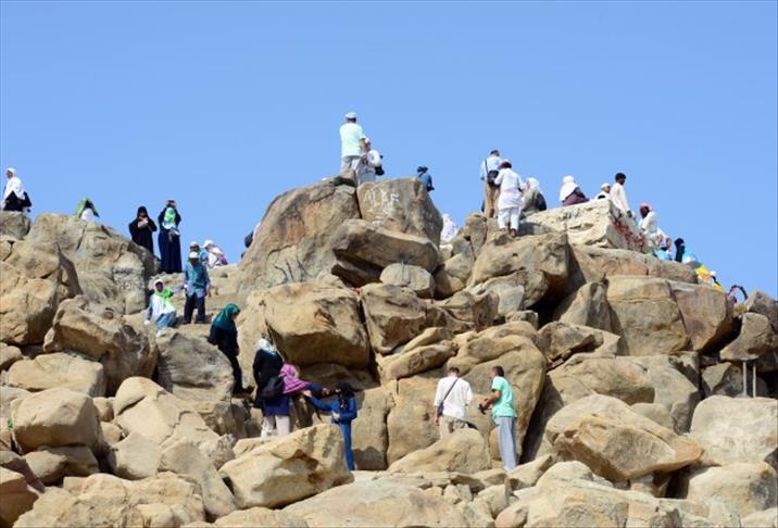 La Mecque: Les pèlerins musulmans gravissent le Mont Arafat