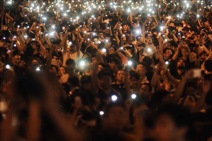 Hong Kong leader refuses to step down; protestors welcome talks