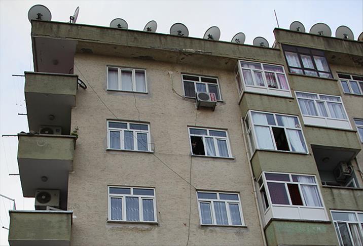 Üzerine çatıdan 'keçi' düşen çocuk öldü