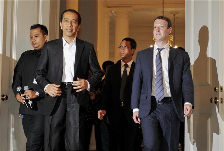 Zuckerberg meets some of Indonesia's Facebook fans